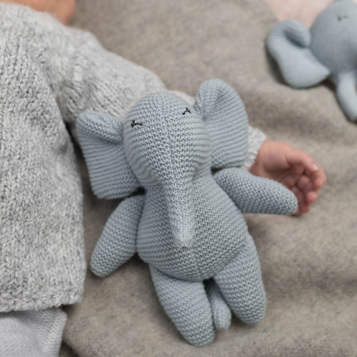 PLÜSCHTIER MIT GLOCKE - ELVY DER ELEFANT