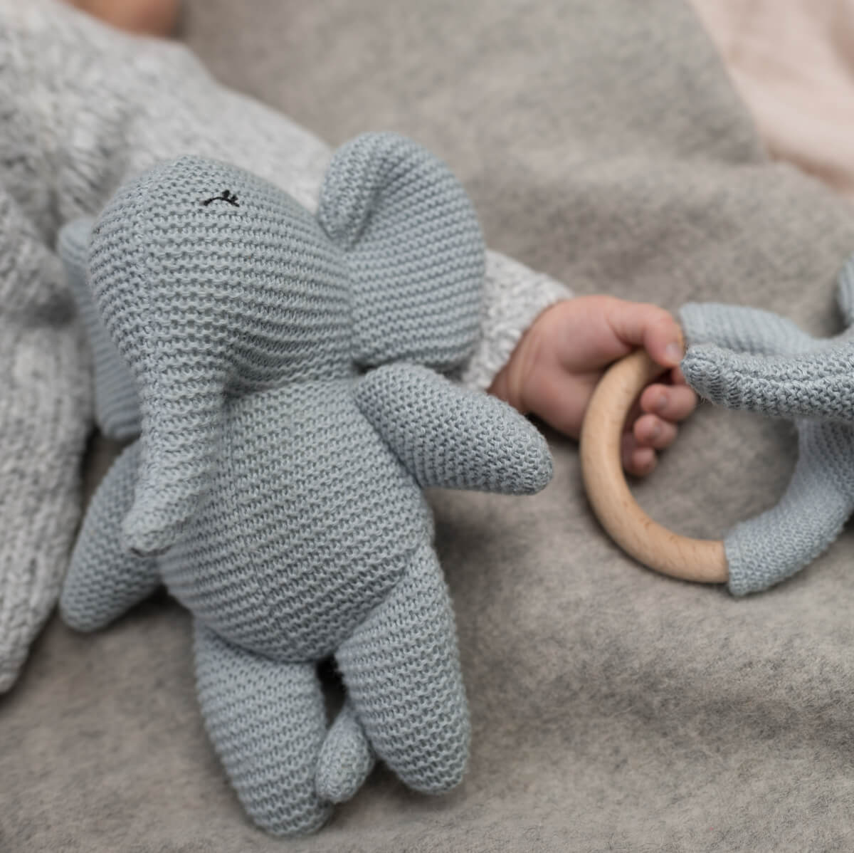 PLÜSCHTIER MIT GLOCKE - ELVY DER ELEFANT