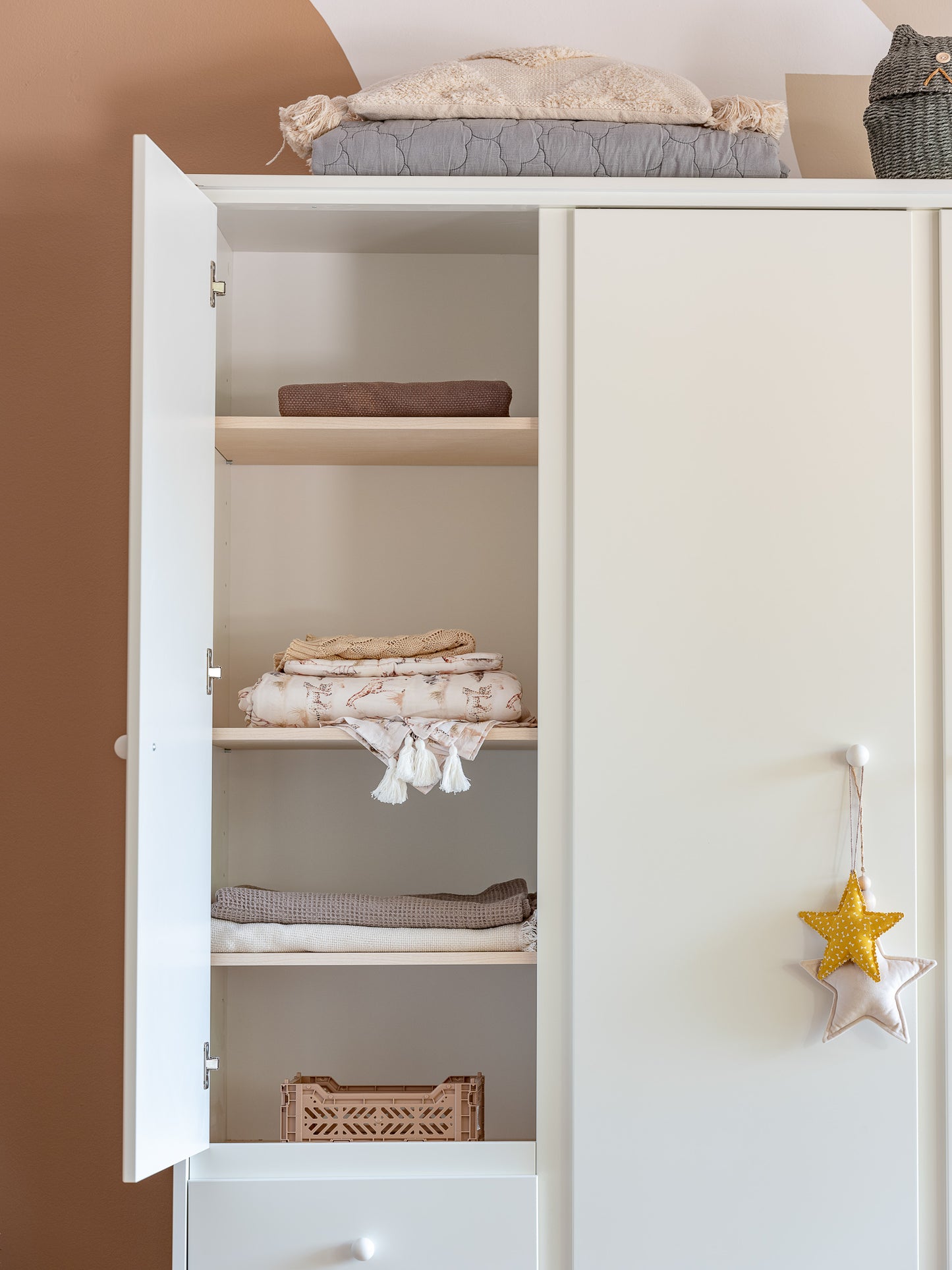 BABUSHKA KLEIDERSCHRANK 3 TÜRIG - WEISS