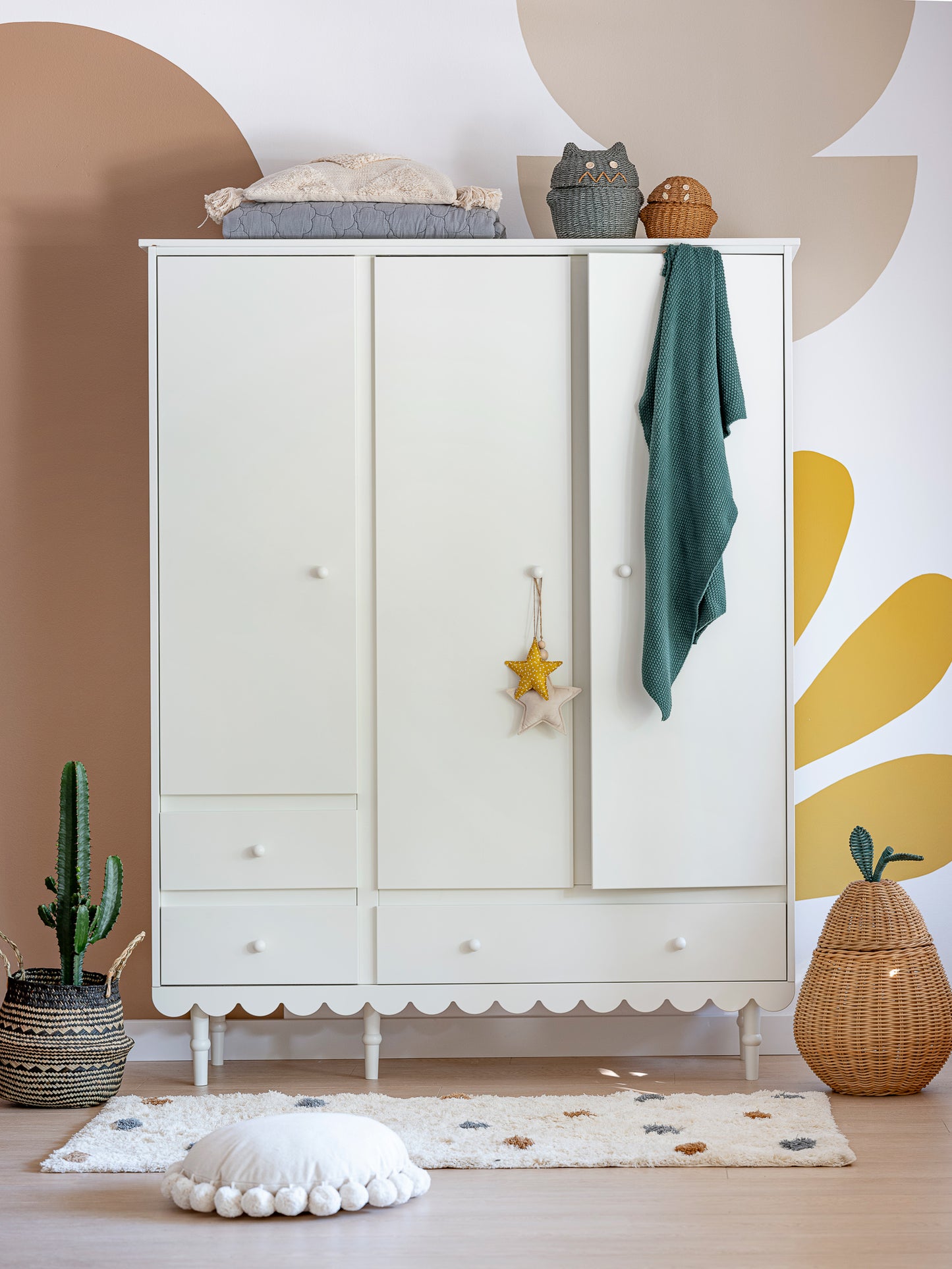 BABUSHKA KLEIDERSCHRANK 3 TÜRIG - WEISS