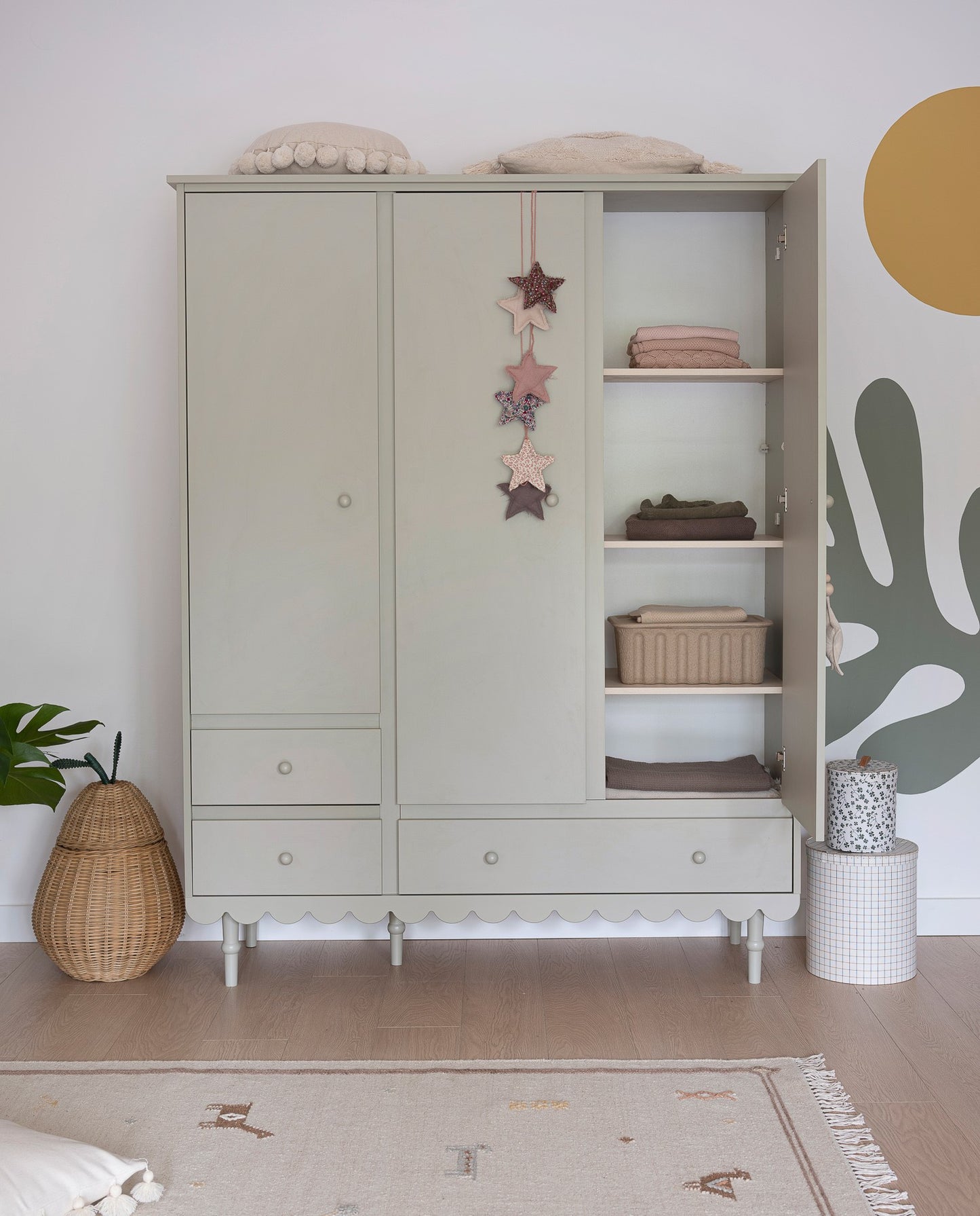 BABUSHKA KLEIDERSCHRANK 3 TÜRIG - OLIVE
